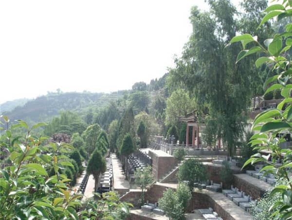 在西安壽陽山墓園購買墓地時，除了墓位價格還有哪些費用需要考慮？
