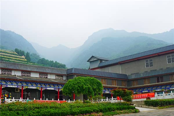 西安戶縣九龍山墓園的外部環境有哪些特色?