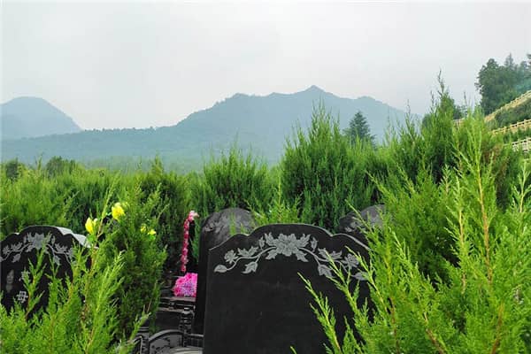 選擇西安九龍山墓園作為安息之地有哪些考量因素?