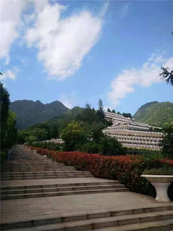 西安九龍山公墓所在的地理位置有哪些特點？