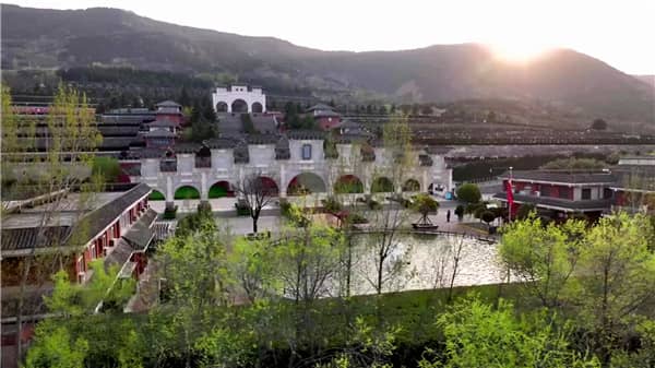 西安霸陵墓園新區(qū)環(huán)境優(yōu)美 來(lái)祭掃的市民紛紛點(diǎn)贊