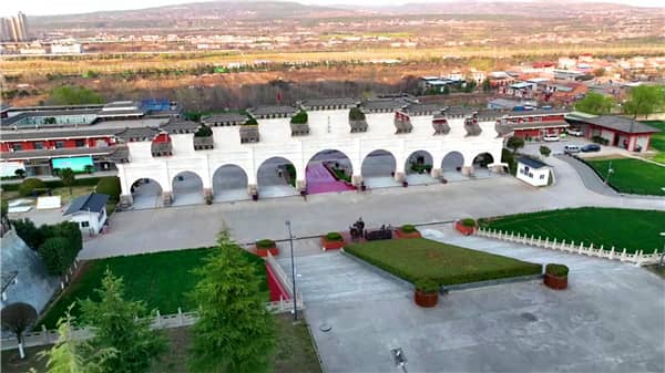 西安霸陵墓園新區分為哪些不同類型的墓區？