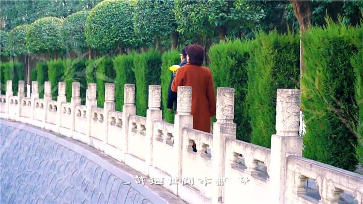 西安霸陵墓園新區-墓園里的“代客祭掃人”
