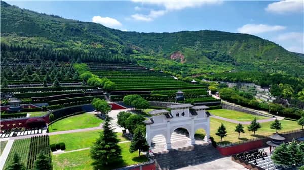 西安霸陵墓園期限,在公墓等到美的花開時