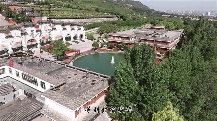西安霸陵墓園新區的交通便利性如何體現，是否有多種交通方式可供選擇？